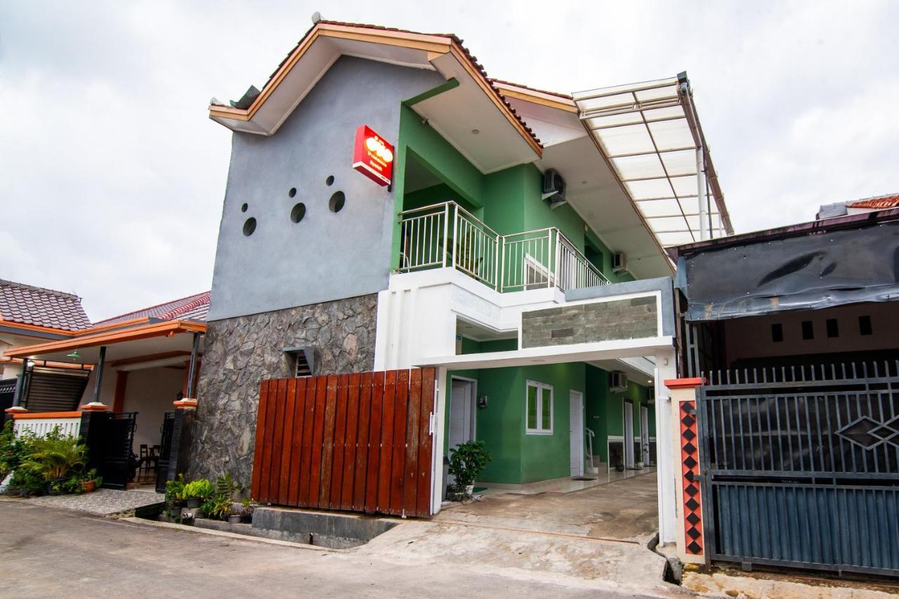 Super Oyo 2808 D'Residence Syariah Tegal  Exteriér fotografie
